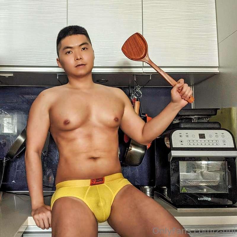 最近幾乎都是自己下廚 但因為家裡沒有特別穿圍裙的習慣 所以只好這樣煮飯了  要不要吃我下麵？