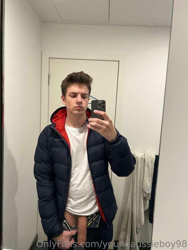 Cock pic in my friends bathroom ☺️