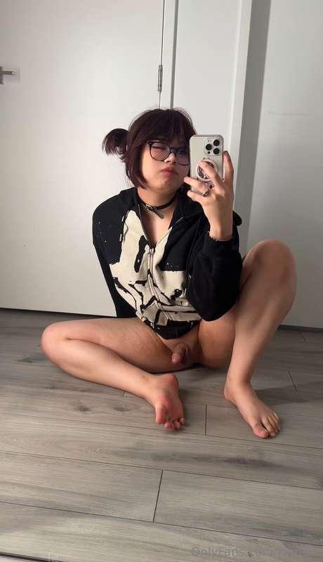 I neeed someone’s mouth on my little cock 😭