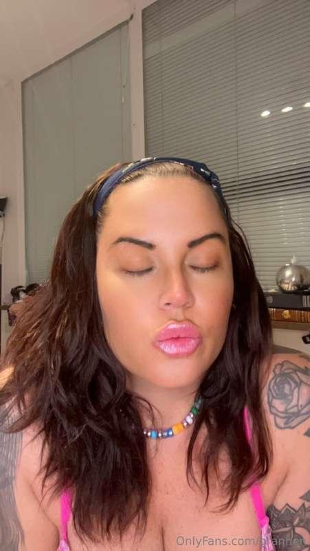 Kiss me please. Kyss mig snälla💋