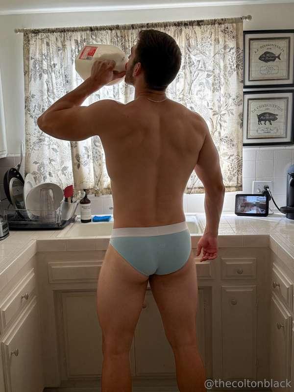 Milk 🥛 it does a big bootie good 👍 📸 @shotbyshams 