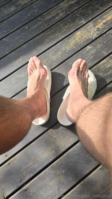 Come and worship these feet