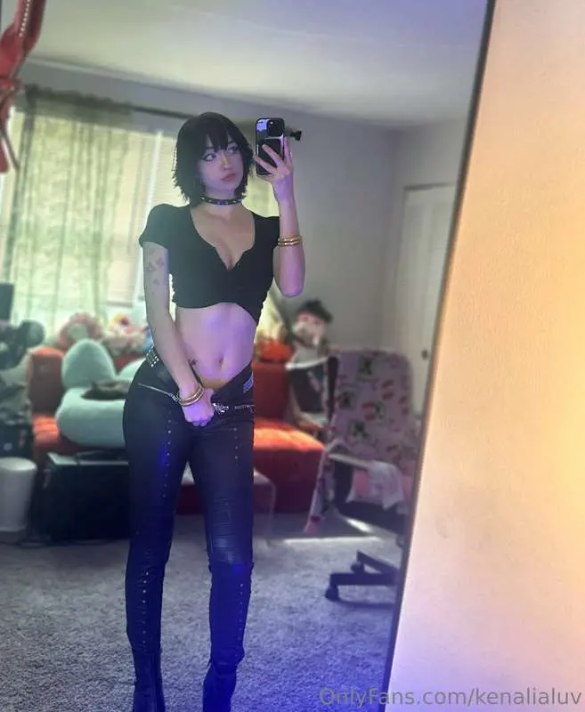 Vice Admiral Doll Cosplay (One Piece)fucks herself with a ra..