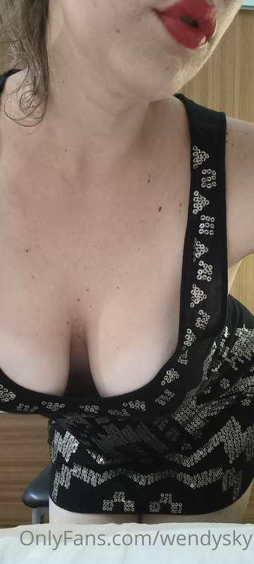 Would you like to play with me? 🔥💋