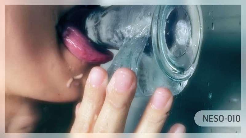 **• NESO-010 - Sucking Dildo in Bathroom** (4 mins)
**• 浴室裡的..