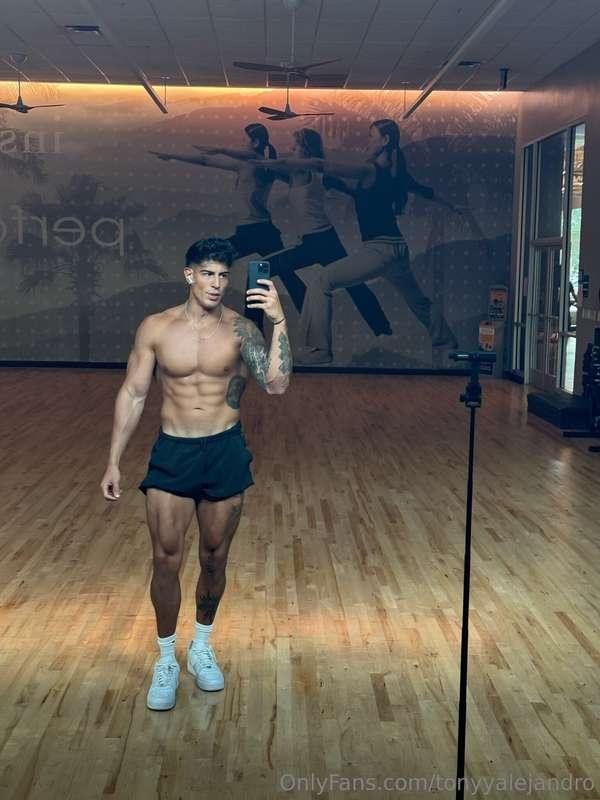 I wanna see you worship my body 