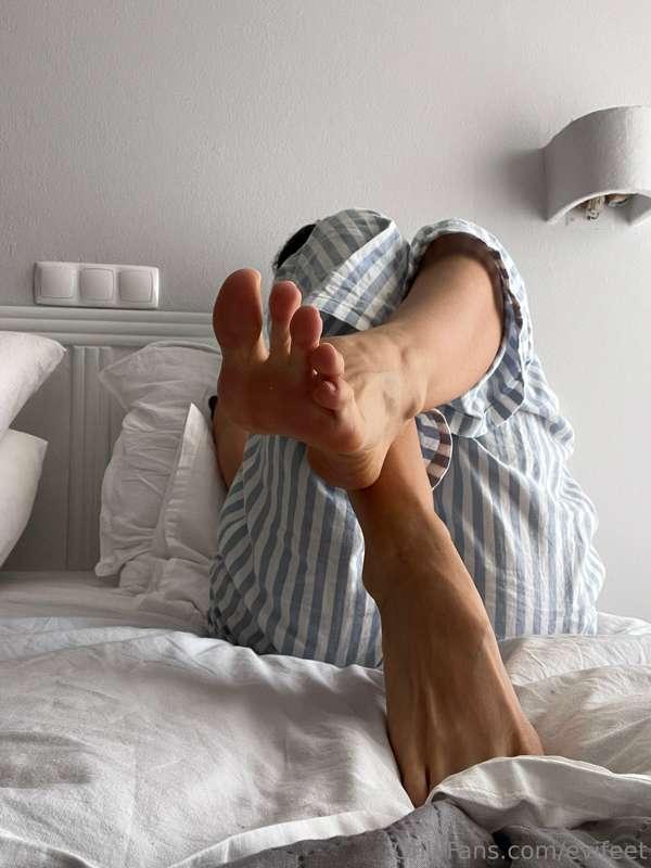 Open wide and let me put my foot in your mouth 😋🦶