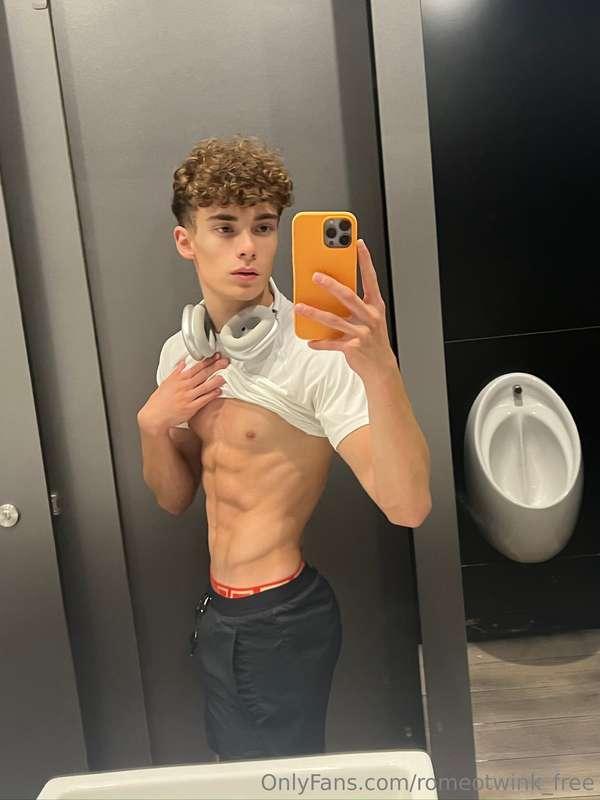 ⭐️Check out my exclusive page @romeo_twink ⭐️ Full naked and..