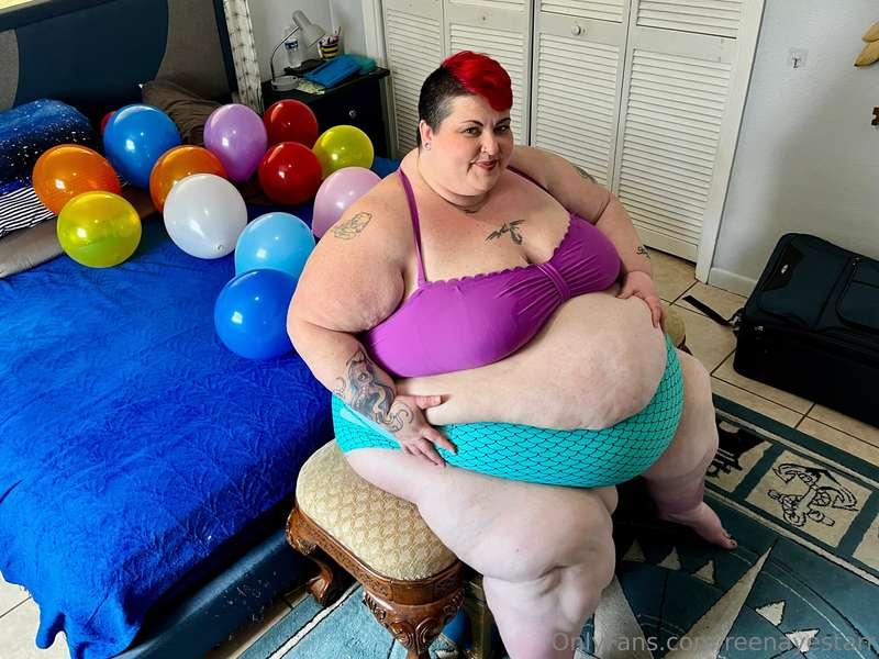 Behind the scenes as I prepare for my first balloon popping ..