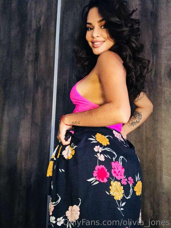 Do you like my floral outfit for this afternoon?🤭😊