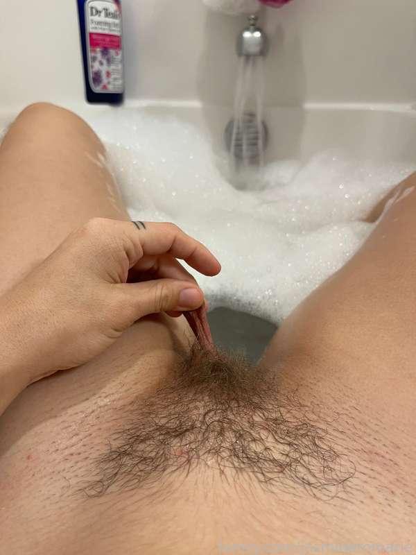 Tugging my pussy lips in the bath 🛁 

#lips #pussy #fyp