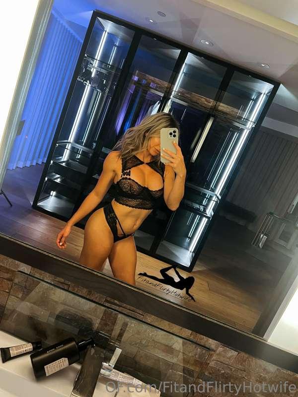 fitandflirtyhotwife image #0