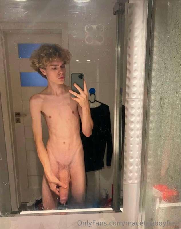 😍 Just look at this🤤He Has The He Has The BIGGEST TWINK COCK..