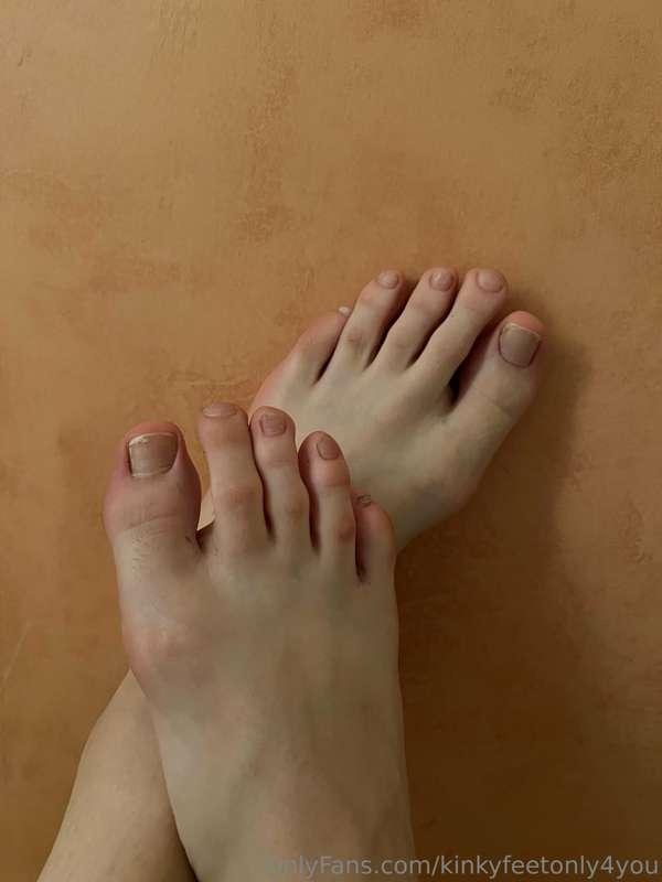 Summer is almost over, bye bye flipflop season. 🦶🏼🔥🌹 but I c..
