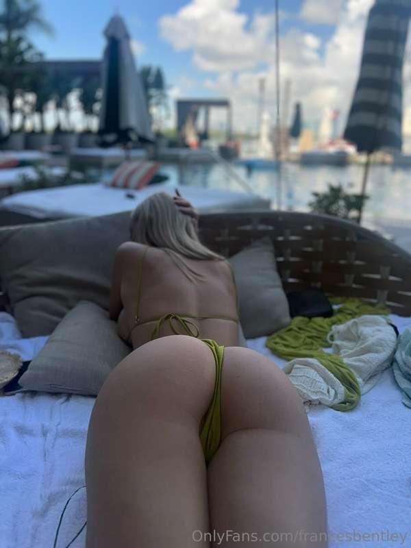 Any volunteers to rub suntan oil all over me?💗