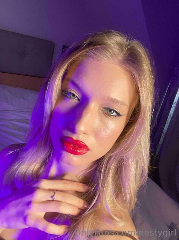 Red lips turns you on babe? 😏👅