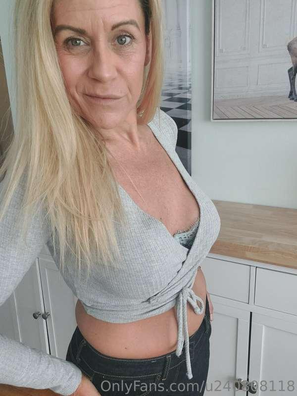Happy Weekend! I took some sexy pictures today.. wanna see? ..