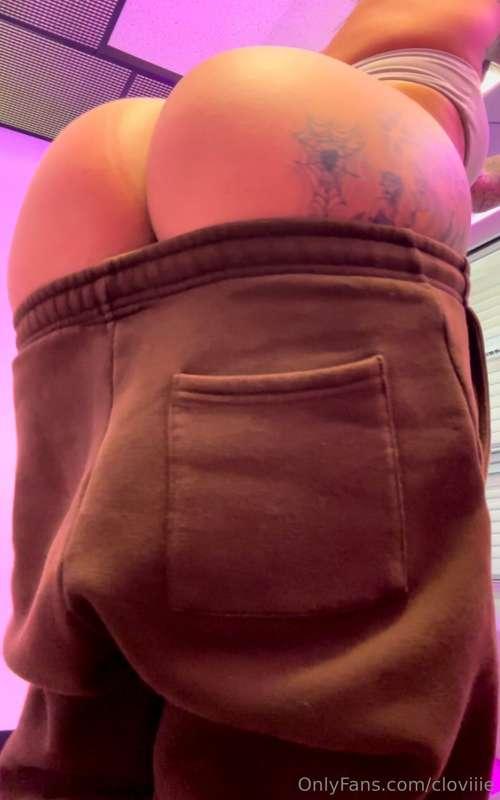 Being a little naughty in the tanning bed this morning 😈