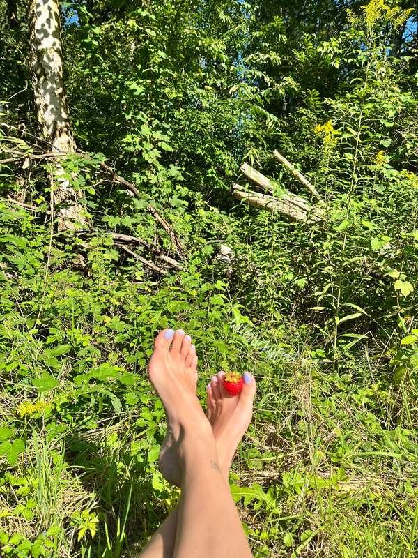 I went to a nudist lake today and let my naked body enjoy so..