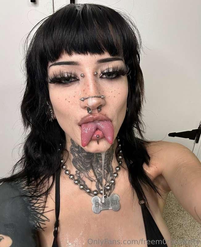split tongue BJ on @chrispycreamz 🤭 i look so good on my kne..