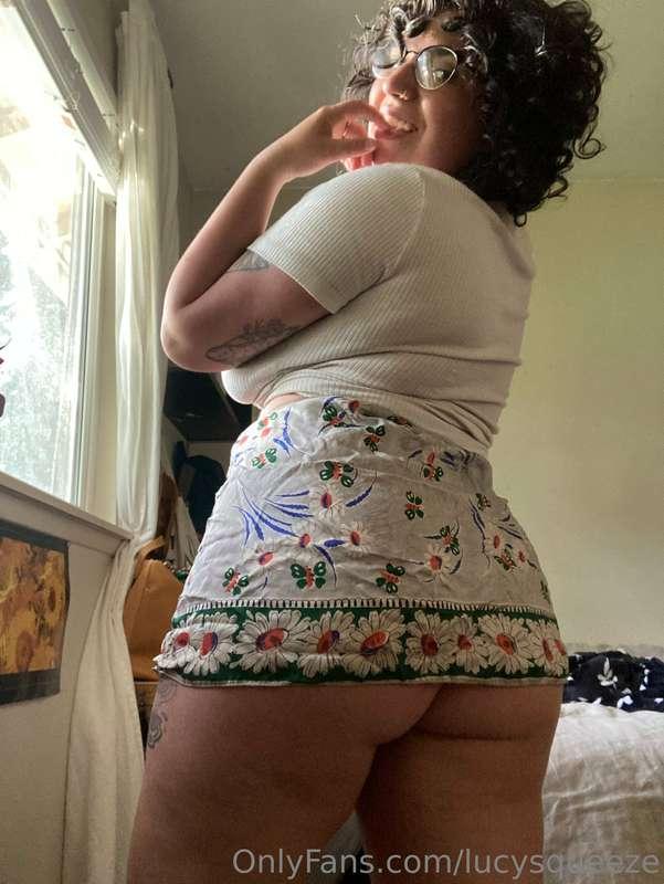Imagine sliding your hand up my skirt 😚