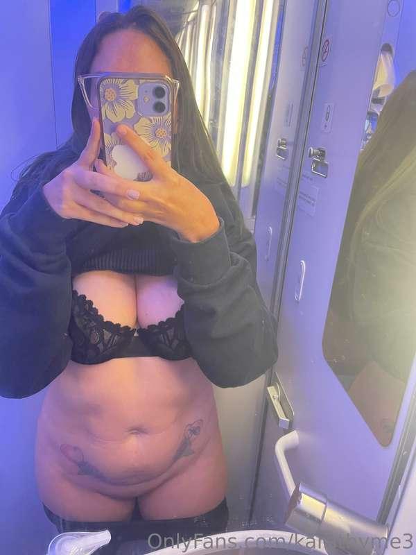 Flying to Seattle your just have to take some nudes ;) ✈️ 

..