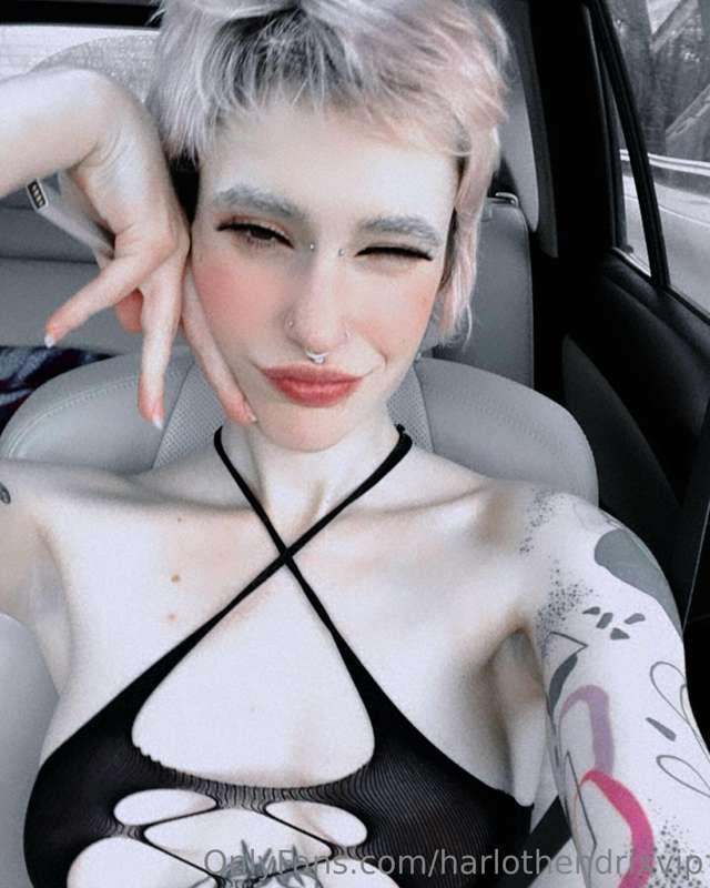 send me a tip of $5 or more 4 a surprise in ya DMs :P