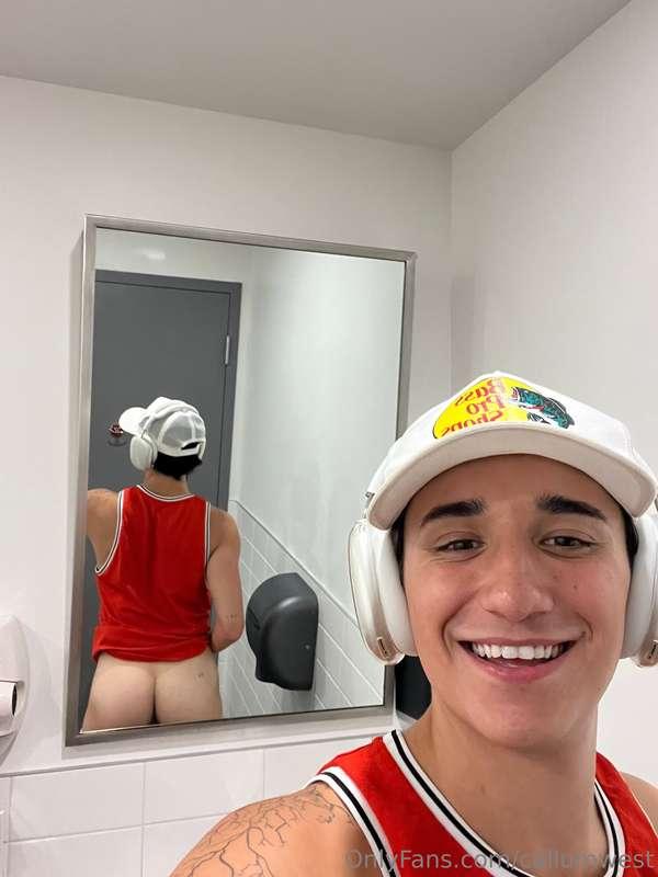 Would you lick my sweaty ass after gym ?😳