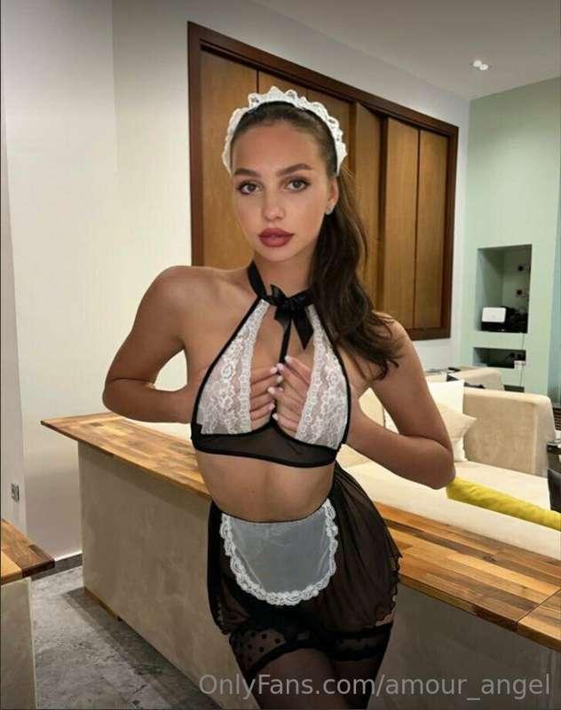 @judy_daiquiri 😈
The maid purposely didn't wear panties to b..