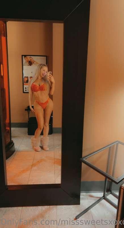 While at the tanning salon 😛 Swipe till the end for titties ..