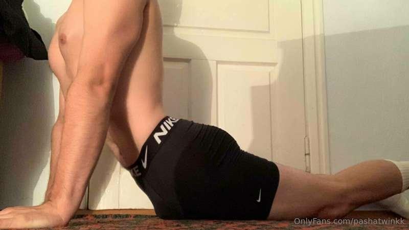 Some push-ups💪💪... I didn't think my dick🍆😈 would stick to t..