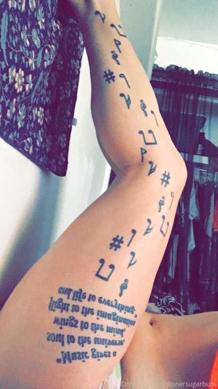 Sexy legs and tattoos 🤪