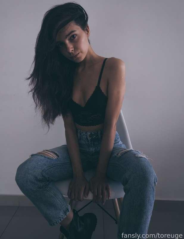 Attention! Topless, but classy

#fyp #nipples #topless #jeans #cleavage #hair #brunette #perkytits #tits #tight #slim