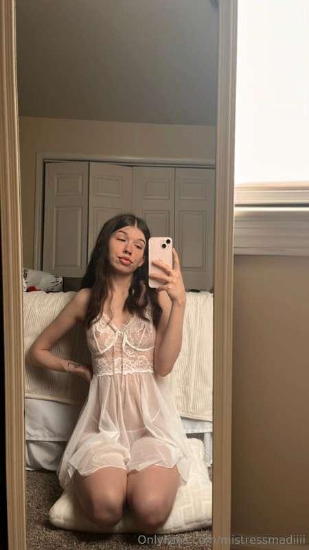 so sexy in white… 🤭 don’t you think? 