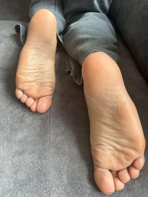 Check out my soles make sure you cum on them 😘😈