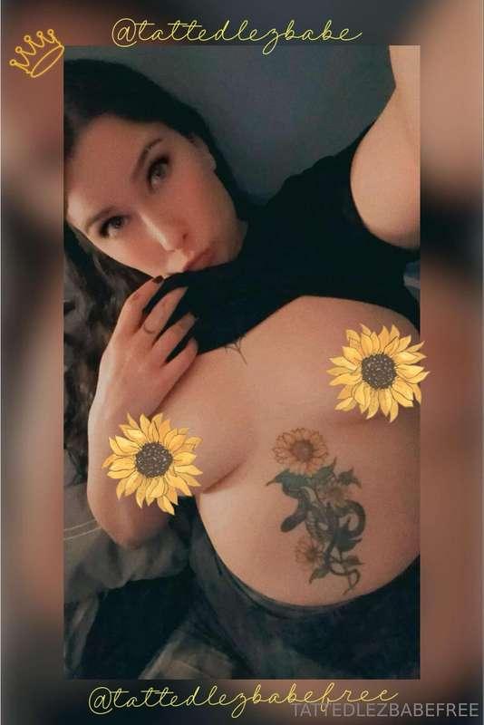 🌻 @tattedlezbabe 🌻