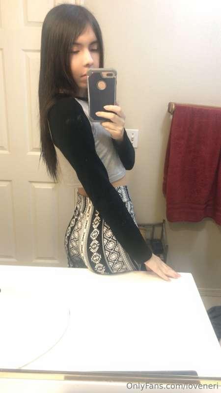 Can we pose together with your hand on my waist 💖🍑