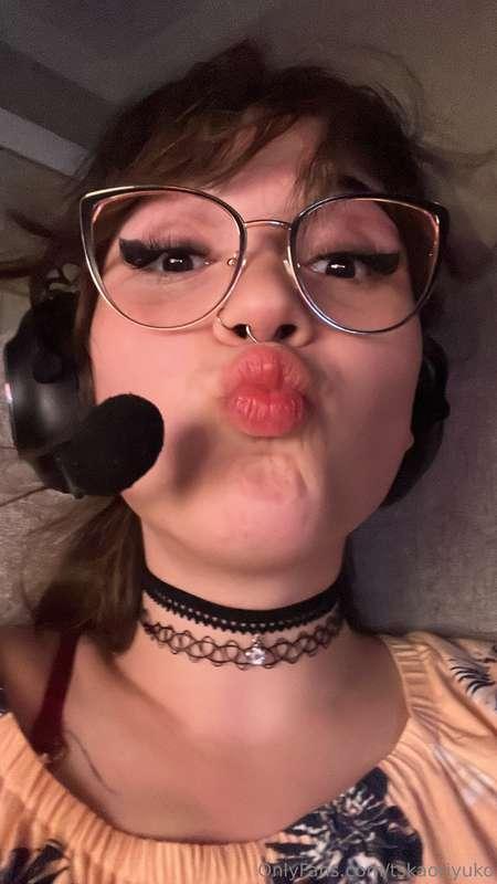 waiting for someone to have fun with me in dm😋🥰