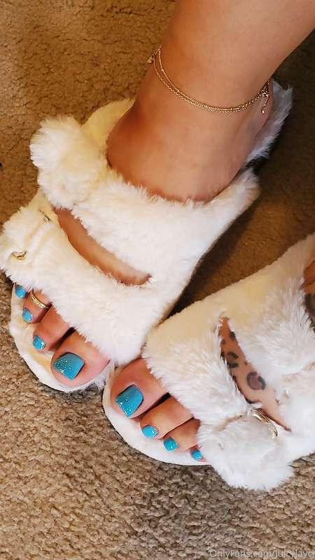 sparkly blue toes =]