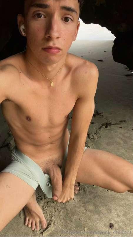exploring the beach😏