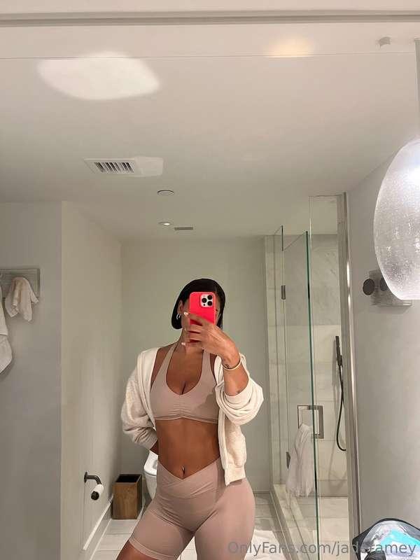 Who wants a peak into my SUPER SECRET VIP vault? 😏🥵