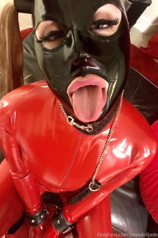 Latex bimbo wide open