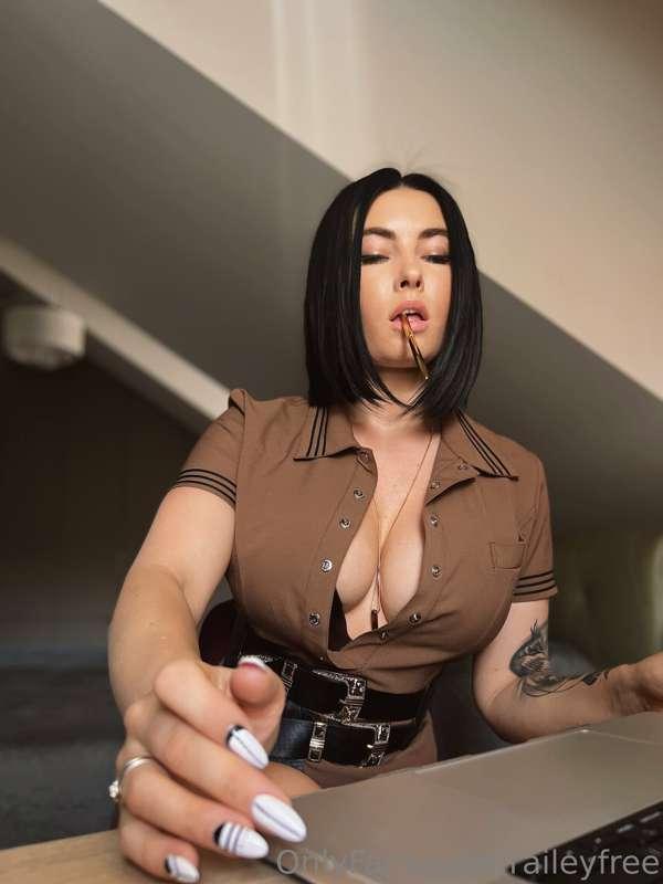 You’ll find full free video @raileytv 😎