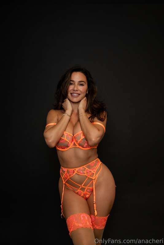 Summertime fine loading... 💫🧡  *New photoshoot* 📸
