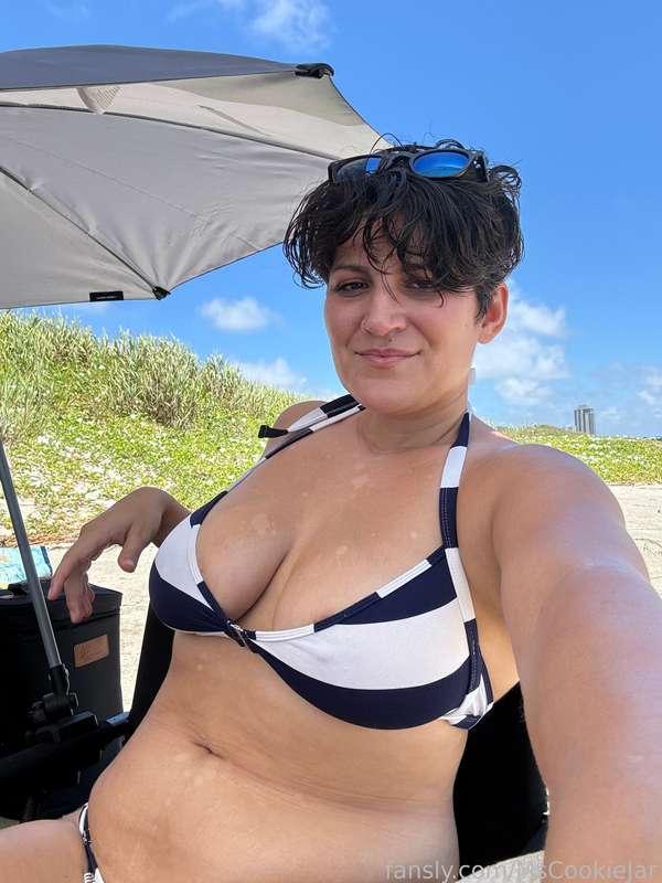 Like my stripes? Have a great 4th of July weekend cuties oxo!  🇺🇸

#mixed #darkhair #doubleds #bignaturals #latinamilf #poly #unicorn #bisexual 