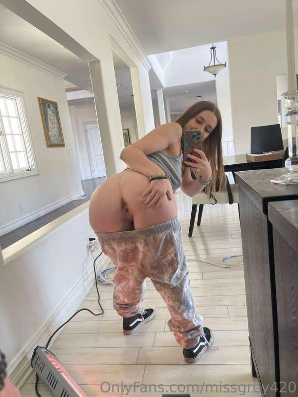 guess who’s on set?😜😜 i love making porn for y’all to enjoy!..