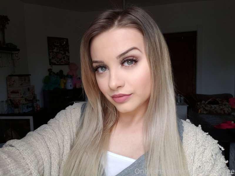 Wanna see this face covered in cum?
Click here! --> @milajoy..