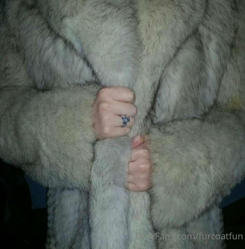 Do you like mommy’s coat? 😉 DM me if you want to 1-on-1 role..