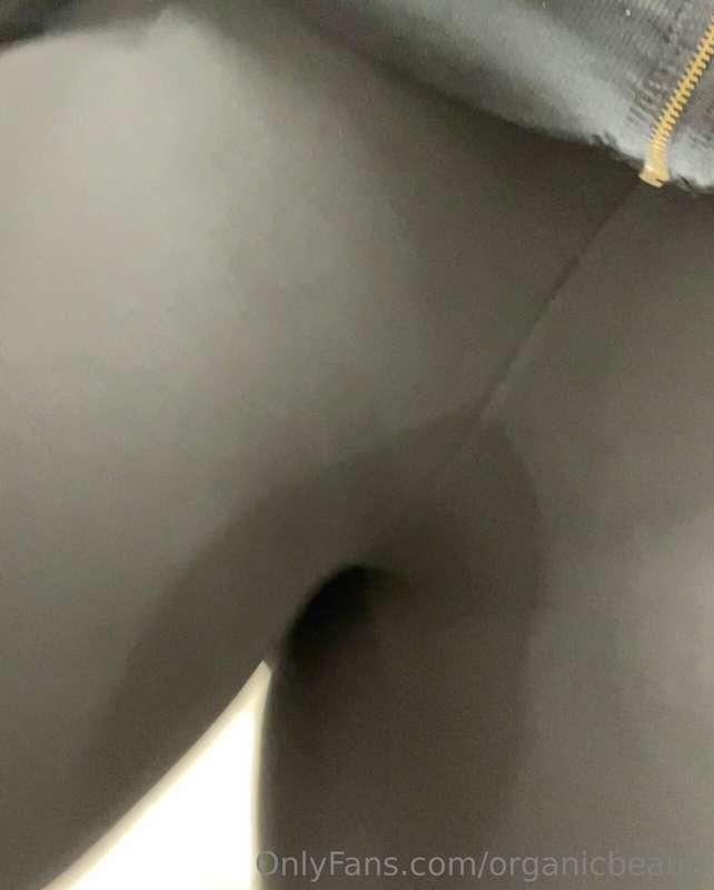 I sweat thru my black leggings and i think that’s crazy 😭