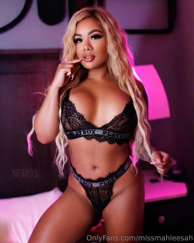 Do you like my outfit?🥰🖤